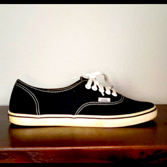 CLASSIC VANS BLACK ON WHITE CANVAS LACE UP SNEAKERS SIZE 9.5 - Picture 2 of 5